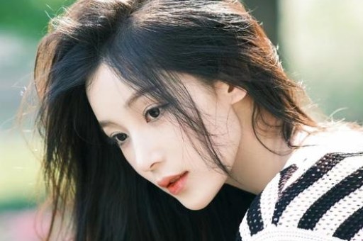 美顶流纯神演穿普拉达的女王2被删光！秀身体黑历史太多