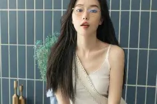 内娱清纯女星偷闯日本拍艳情片被网友当场撞破