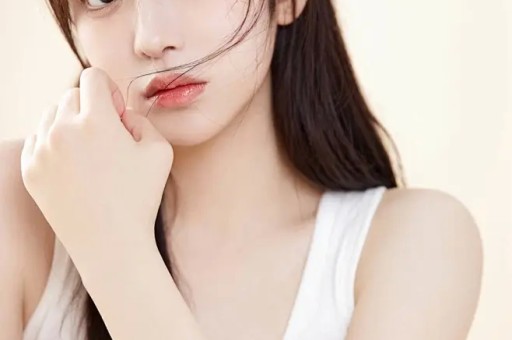 3岁女童在洗浴店摔倒后脑受伤宝妈发帖吐槽反被索赔100万元店方：她拒不删帖疑似敲诈