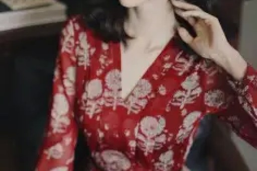 王勉恋情曝光邓超陈赫嗑瓜子调侃：“跟谁逛街啦？”